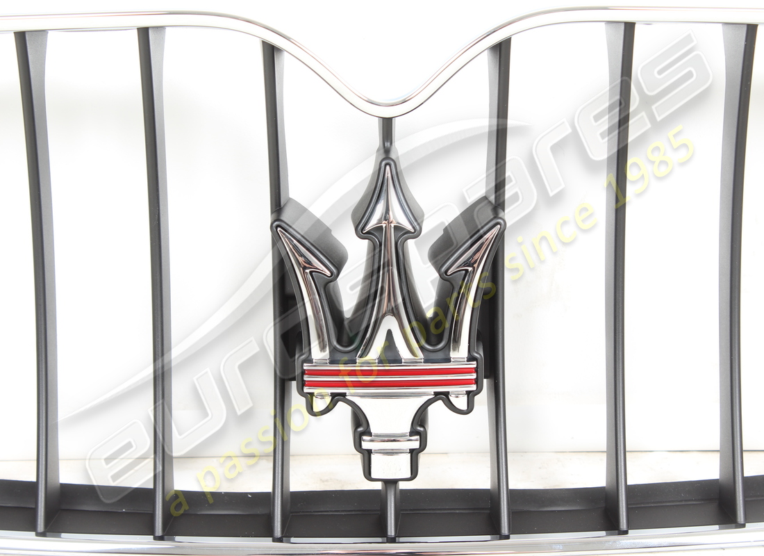 new maserati bumper grill black with chrome surround (parking sensor type). part number 81256000 (3)