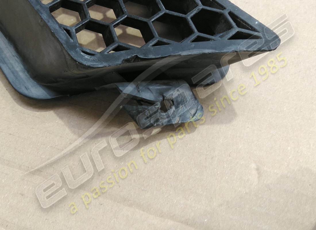 damaged lamborghini fresh-air grill. part number 400317115 (2)