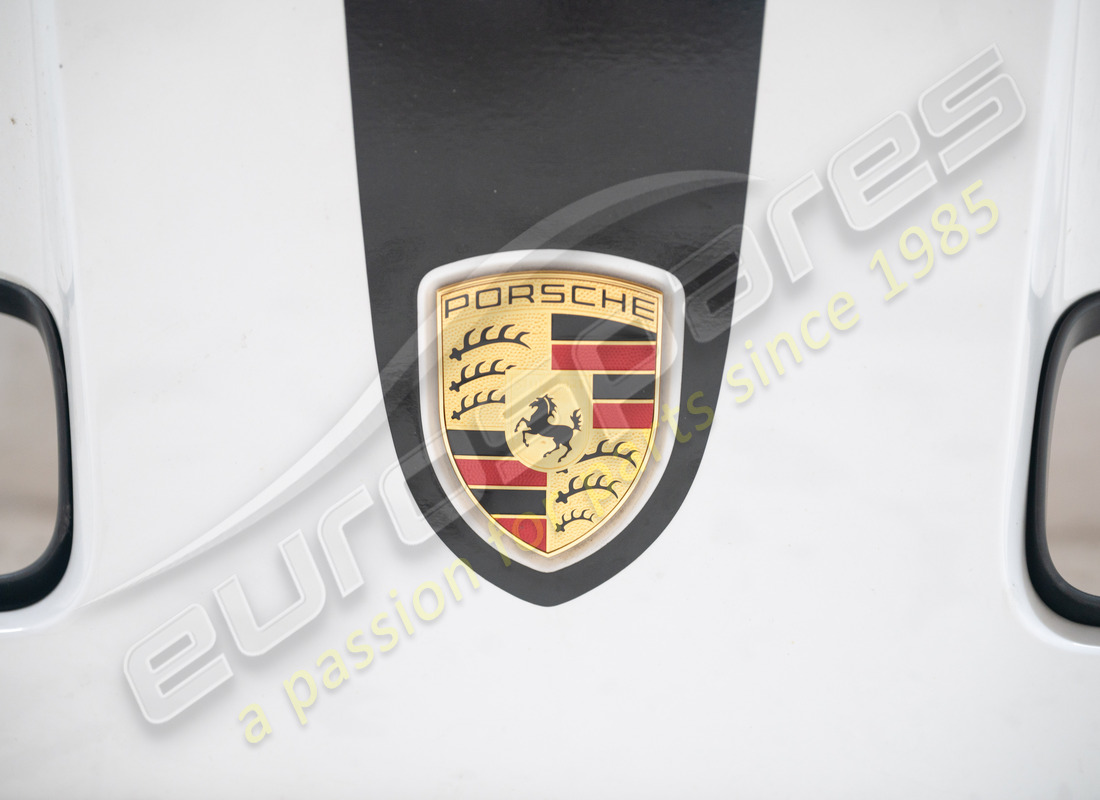 damaged porsche bonnet. part number 9gt823021 (2)